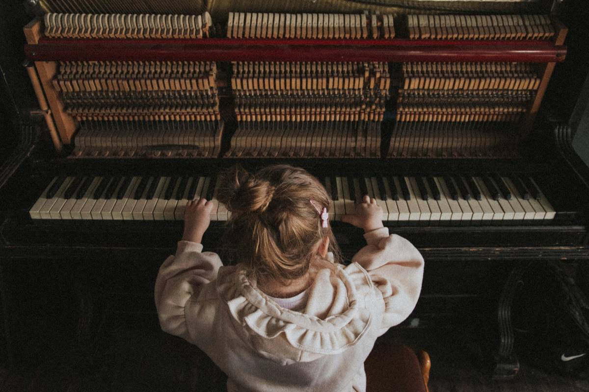 comparison chart highlighting suzuki method piano lesson beginner benefit vs traditional lessons